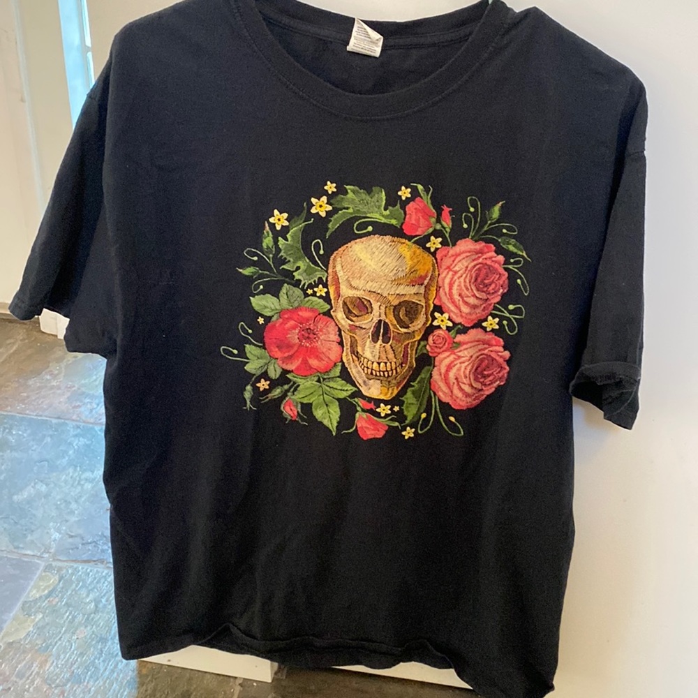 Awesome cool skull and roses T!!!!